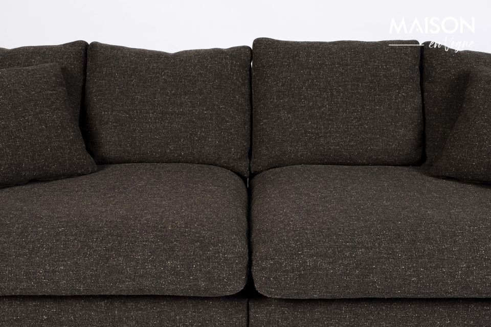 Un grand canapé en tissu design conçu pour durer