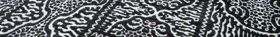 Mise en avant matière Grand tapis en tissu noir et blanc Renna 