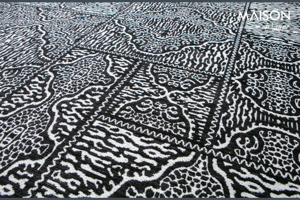 Ce grand tapis en tissu noir et blanc Renna arbore des motifs à la fois esthétiques