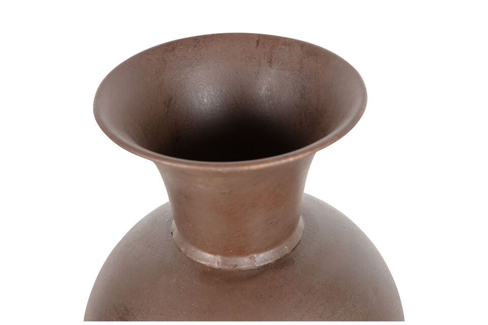 Ce vase est conçu dans un métal avec un revêtement bruni par le temps