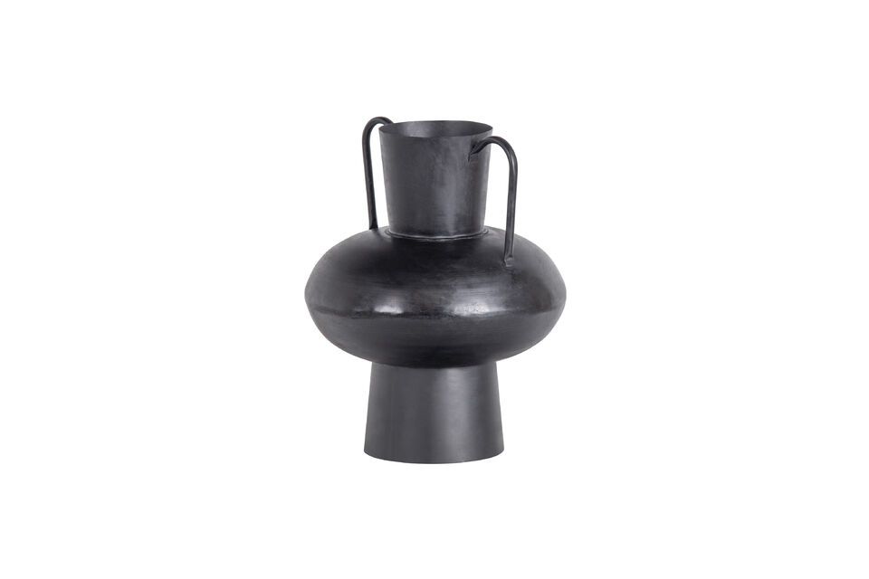 Fabriqué en métal teinté d\'un noir mat, le vase Vere ne peut toutefois pas accueillir d\'eau