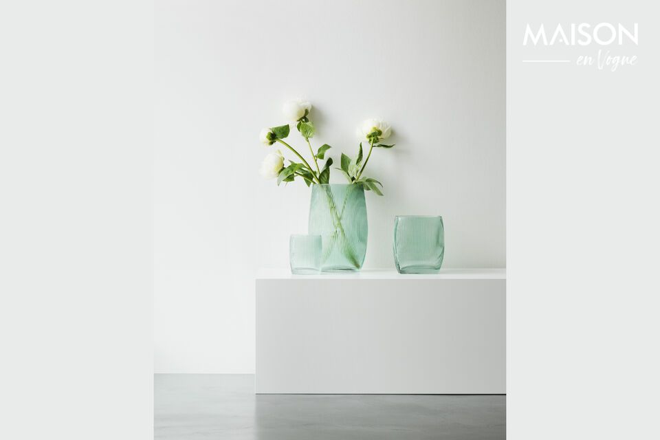 Ce splendide grand vase en verre bleu est une création de Hans Hornemann et évoque la nature brute