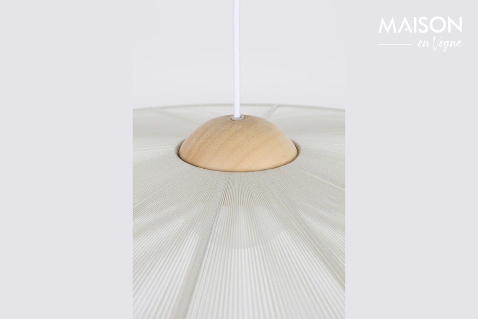 L\'audace de ses lignes et la texture de la matière ajoutent une dimension tactile captivante