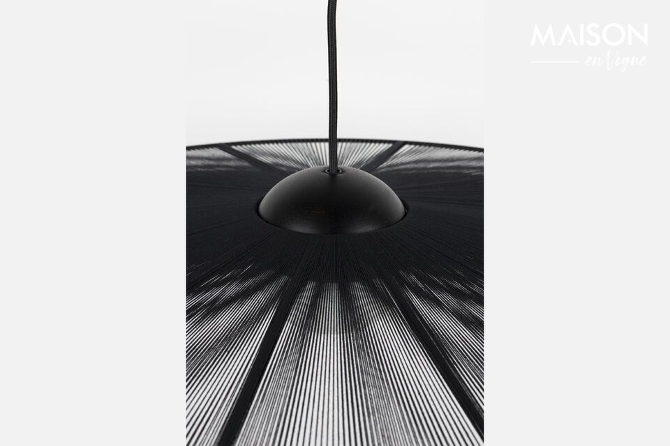 La Grande suspension en fer noir Belle Pendant évoque une élégance d\'antan