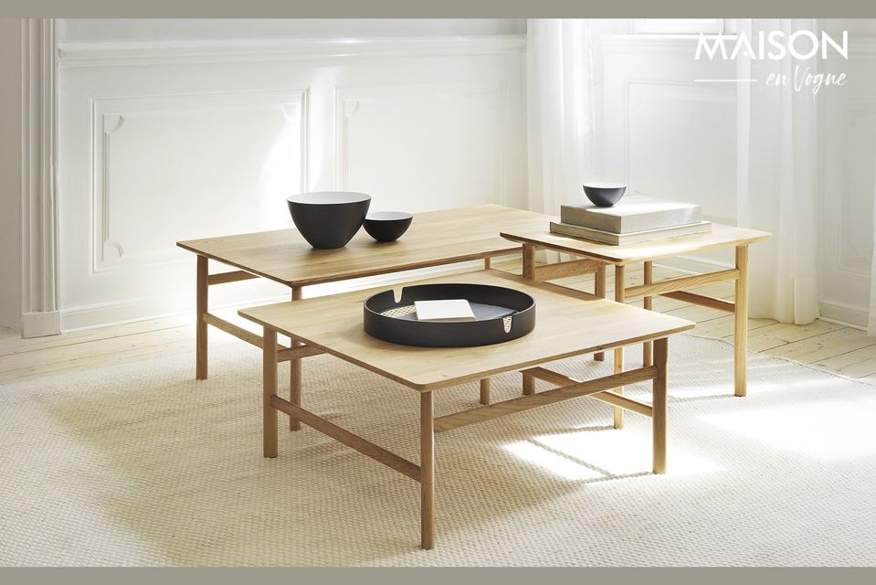 Sa couleur de bois naturel de chêne en fait une table véritablement idéale pour des pièces