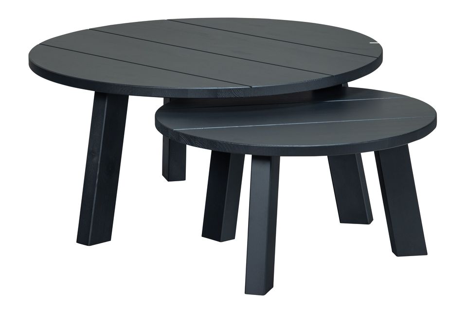 Fabriquée en pin scandinave massif, la table présente un aspect bois massif noir mat