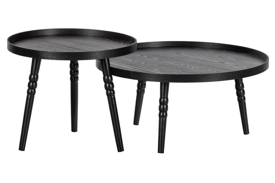 Les détails classiques de la grande table d\'appoint en bois noir Ponto lui confèrent un look