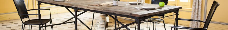 Mise en avant matière Grande table de tapissier en orme recyclé