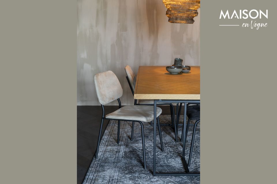 Une table de salle à manger au design naturel avec chevrons