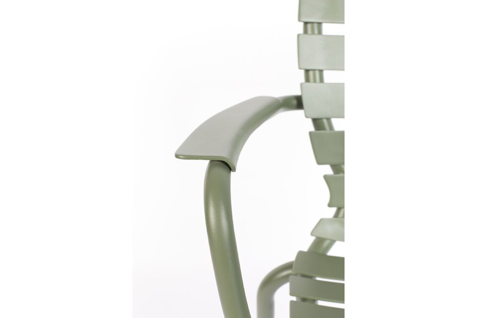 Let yourself be seduced by its ease of maintenance and its ability to embellish your outdoor space