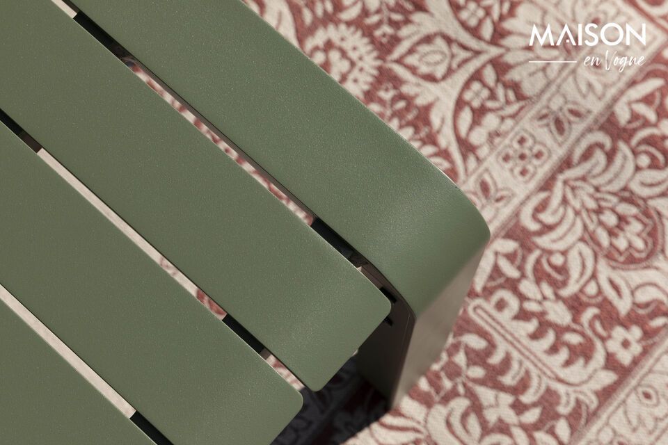 Discover the elegance of an aluminum bench for your garden.