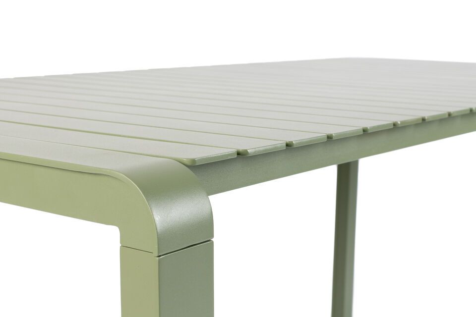 Ideal for enjoying long, sunny summers, it is also magnificently resistant to rain and wind