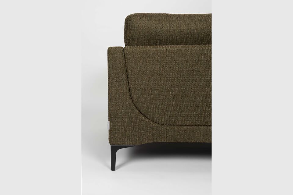 This piece is also versatile, comprising two half-canapés each seating 1