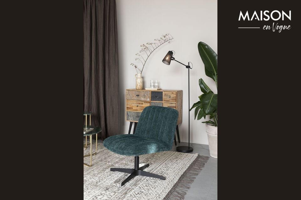 5 cm, this armchair offers an impeccable balance between sturdy support and plush comfort