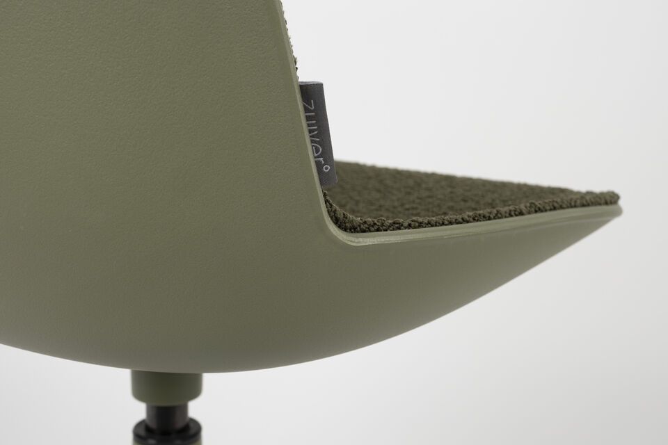 The chair, weighing 6 kg, combines lightness and sturdiness
