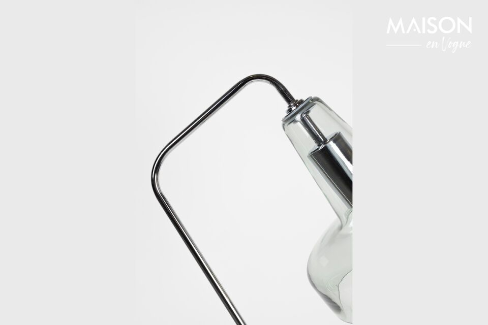 With a height of 160 cm and a refined glass structure