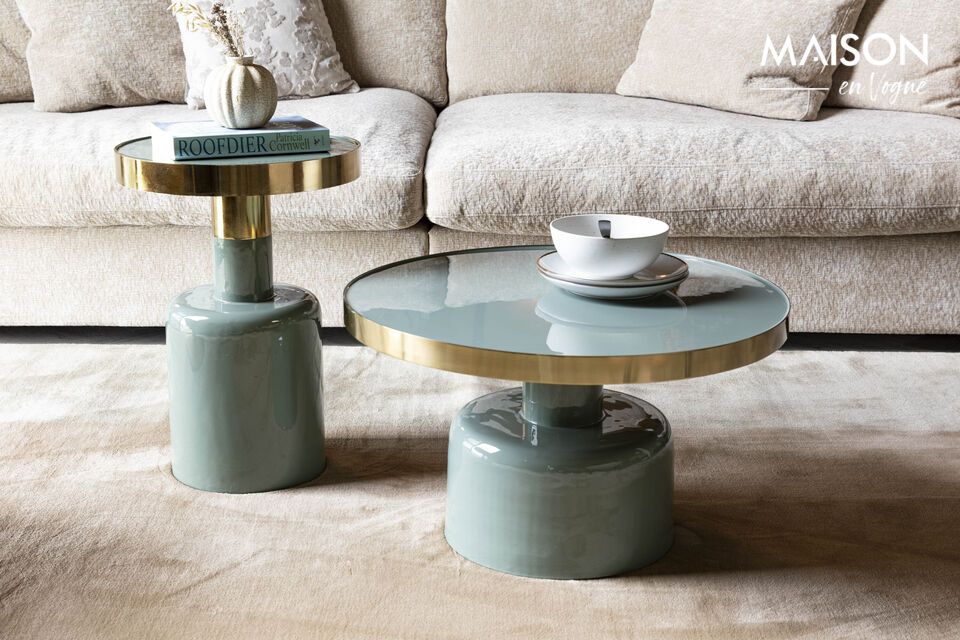 Discover the discreet, yet undeniable charm of our iron coffee table