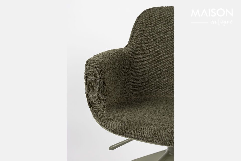 Also available without armrests for even more elegant simplicity