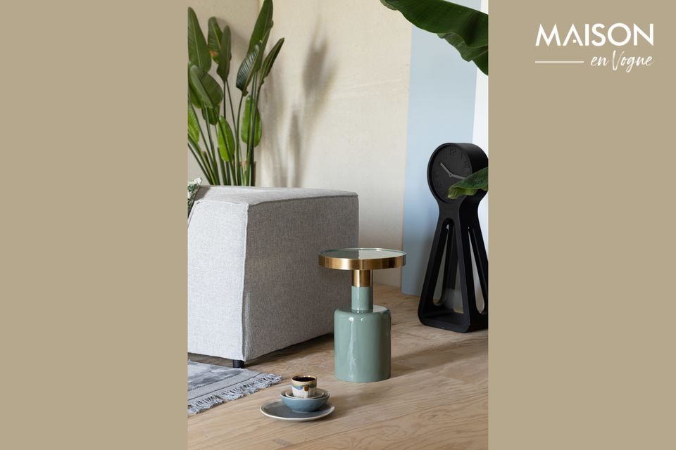 The enamelled steel work provides an incomparable shine both to the surface and to the foot