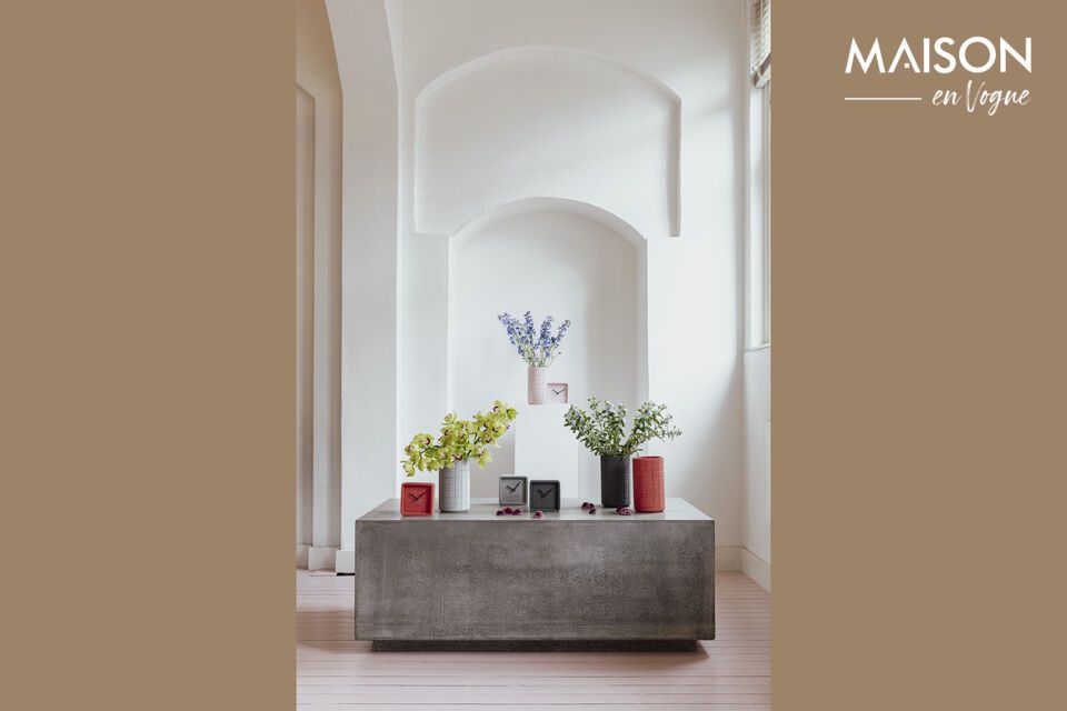 Discover the charm of concrete with our Fajen Vase in grey concrete