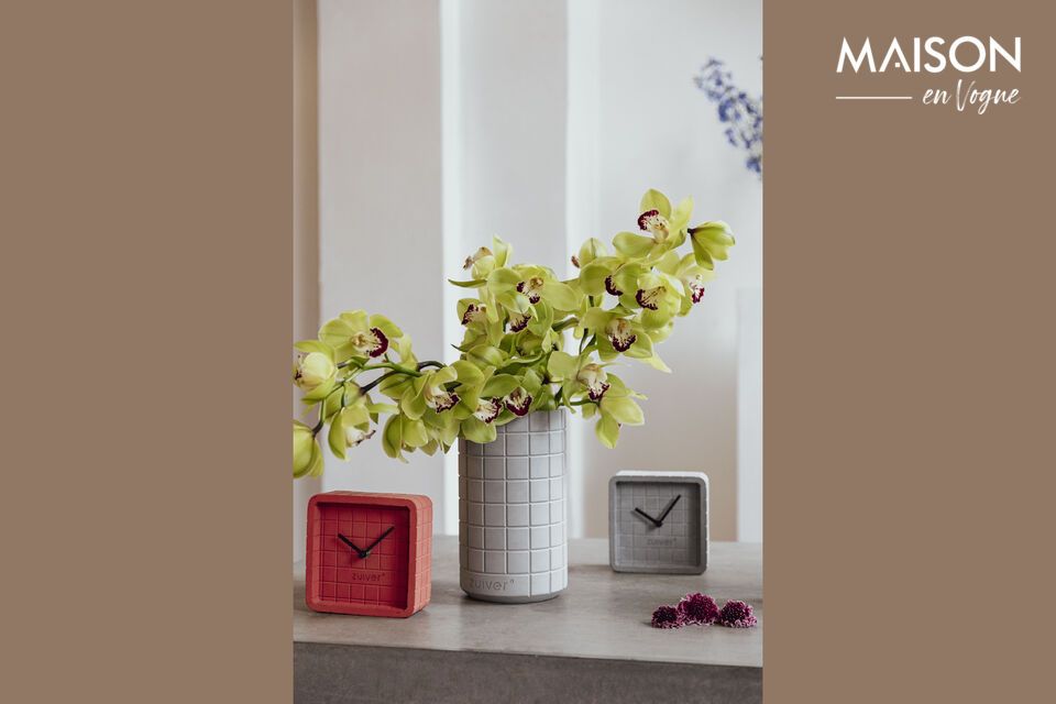With a height of 26 cm and dimensions of 15 cm x 15 cm