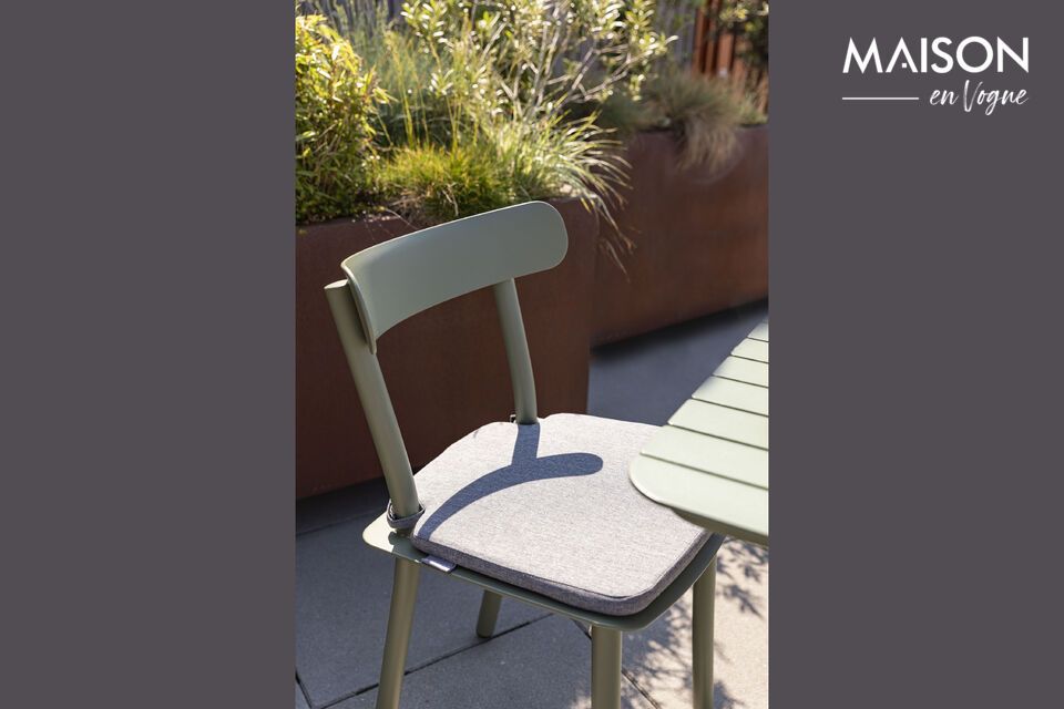 5 cm thick) offers a cozy seat and an enhanced seating experience thanks to its thoughtful design