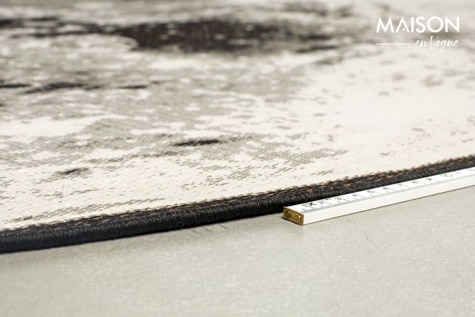 Made in a subtle gray, this 200x200 cm fabric rug offers a soft, resistant surface