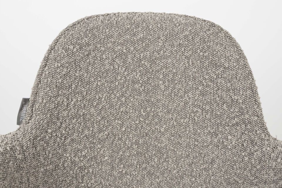 The chair weighs 6 kg, ensuring both stability and ease of handling
