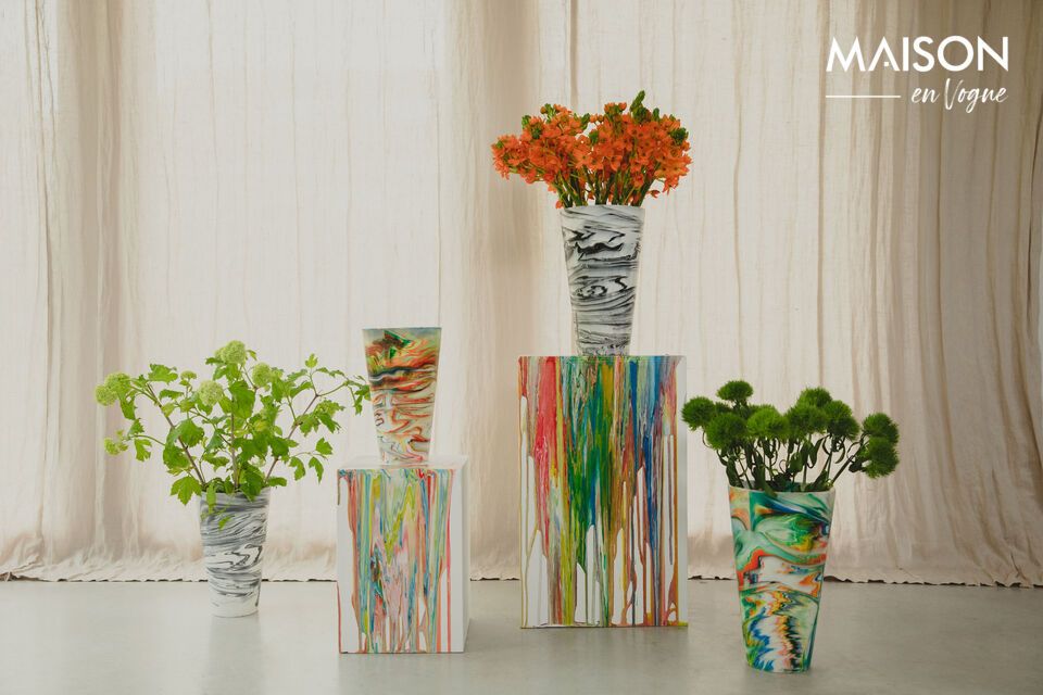Discover the elegance and originality of the Conic black and white resin vase