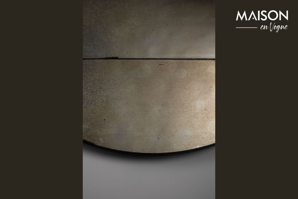 5 cm thickness, this mirror combines functionality and style with refined subtlety