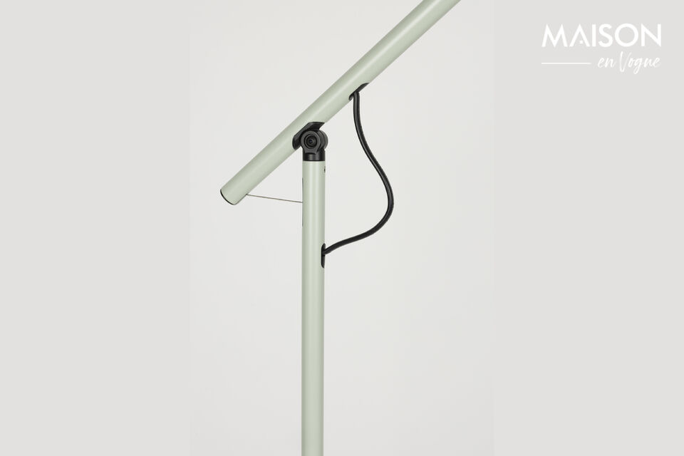 Deze lamp heeft een simplistisch design en is verstelbaar