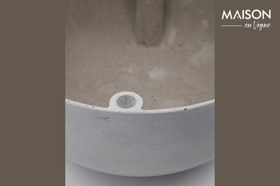 De grote kandelaar van House Doctor is gemaakt van Polystone en voelt natuurlijk aan met een