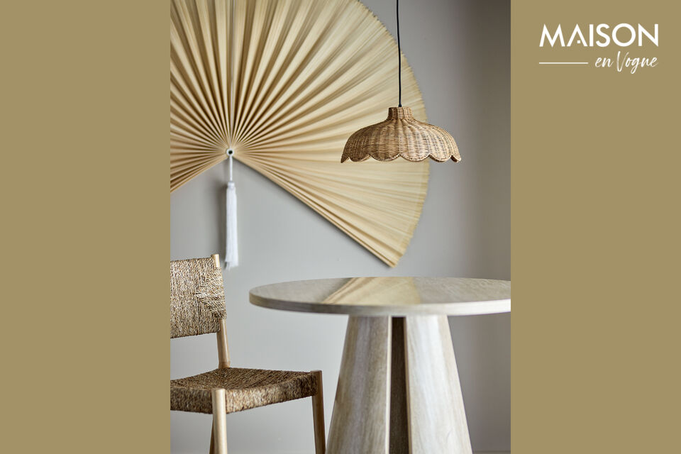 Die Pittu Hängeleuchte von Bloomingville ist eine Deckenleuchte aus geflochtenem Rattan mit