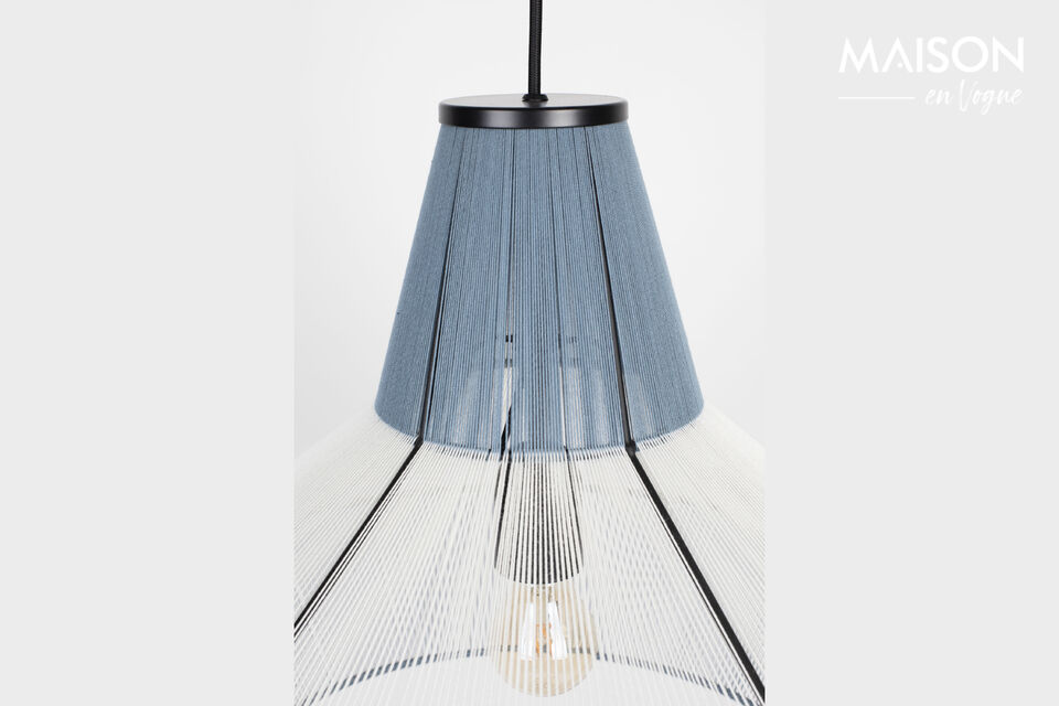  
Voorzien van een grote fitting, E27, geschikt voor lampen tot maximaal 11W (exclusief)