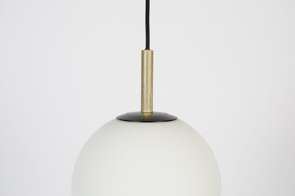 Ervaar sublieme verlichting en overweeg om deze hanglamp te combineren met andere lampen uit de