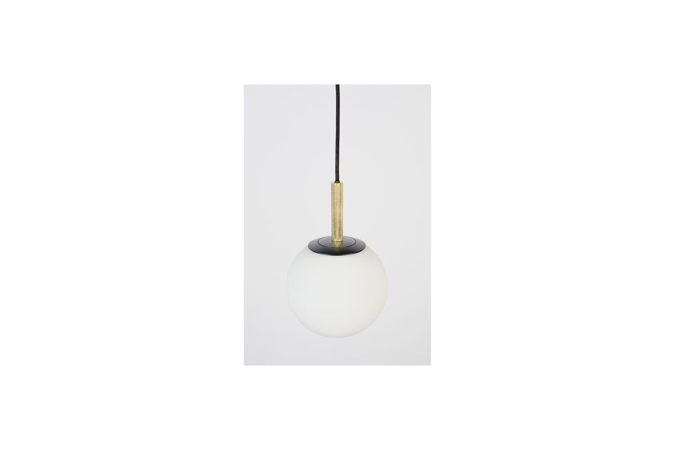 Mis de andere lampen in de Orion collectie niet, ook verkrijgbaar in vloer- en tafelversies