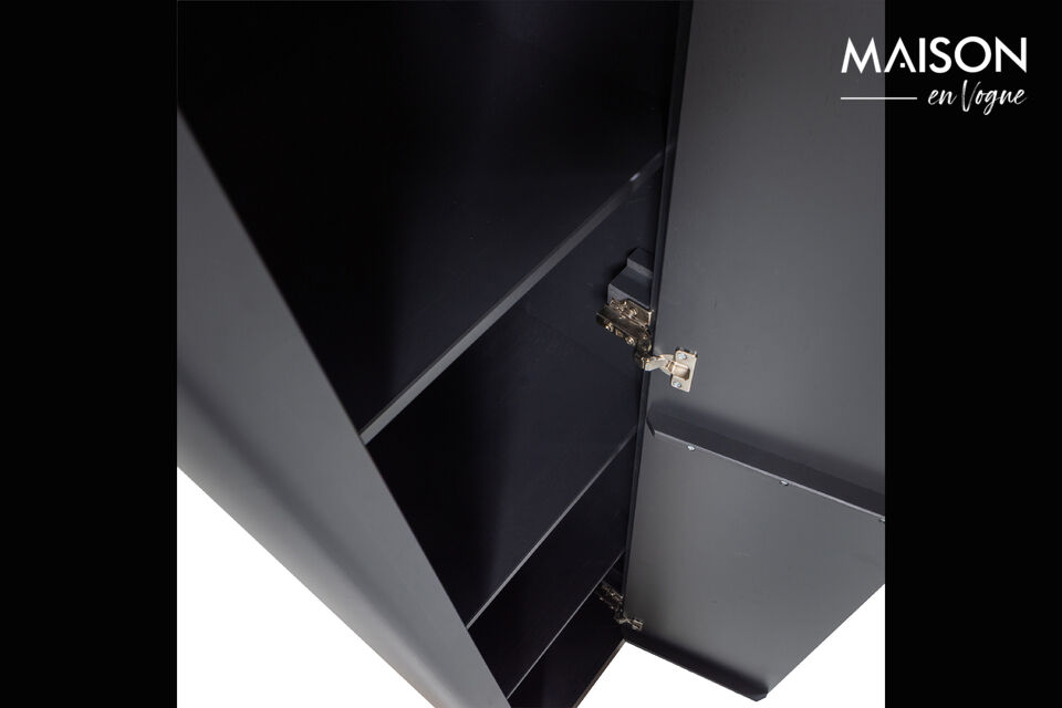 Dank seines schlanken Designs nimmt der schmale Schrank Gunnar wenig Platz ein