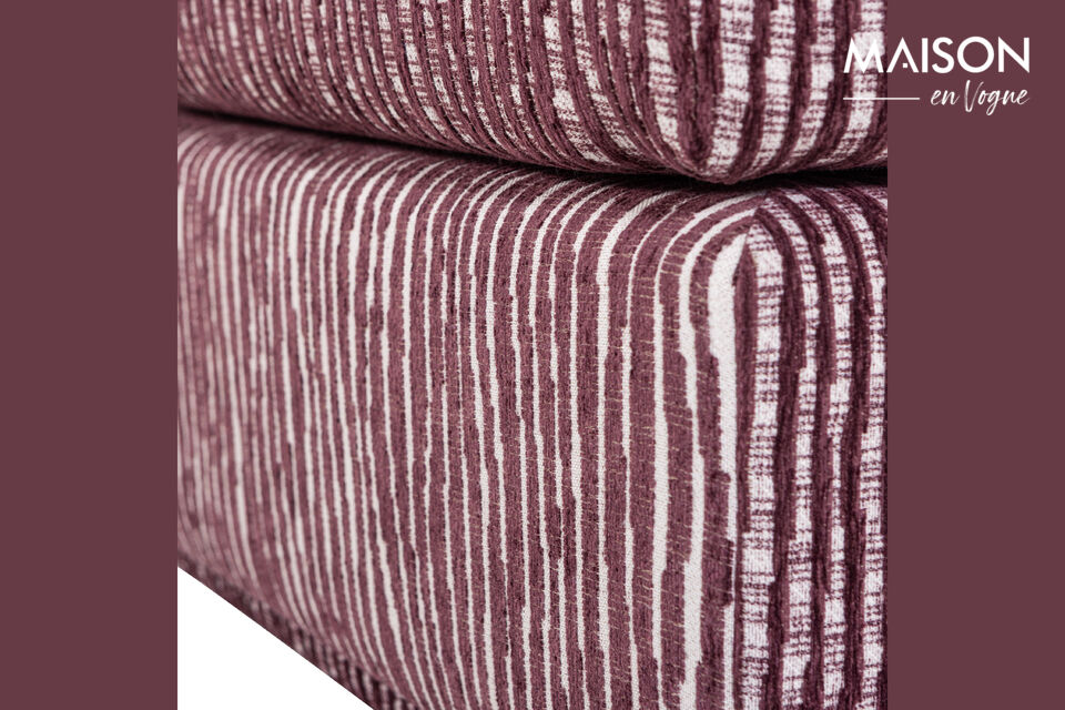 Met de opvallende dessinbekleding in bordeauxrood geeft deze hocker je interieur een speelse twist
