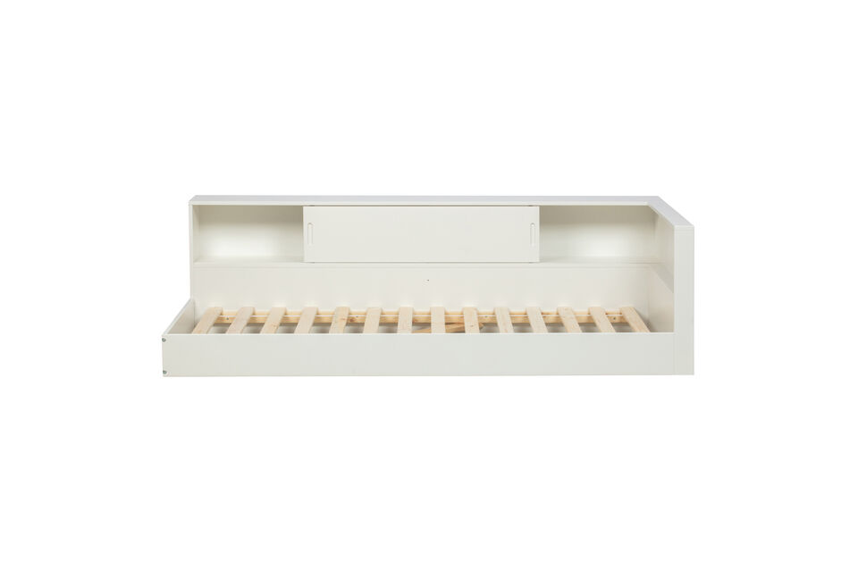 Het bed heeft een hoofdbord en een kast langs de hele breedte van het bed