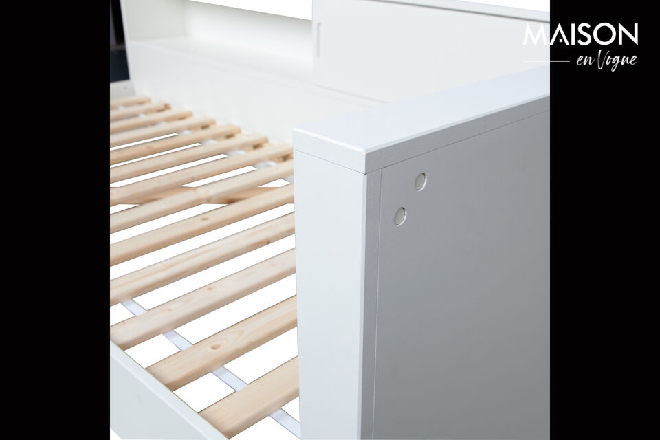 Het bed heeft als het ware een ingebouwd nachtkastje