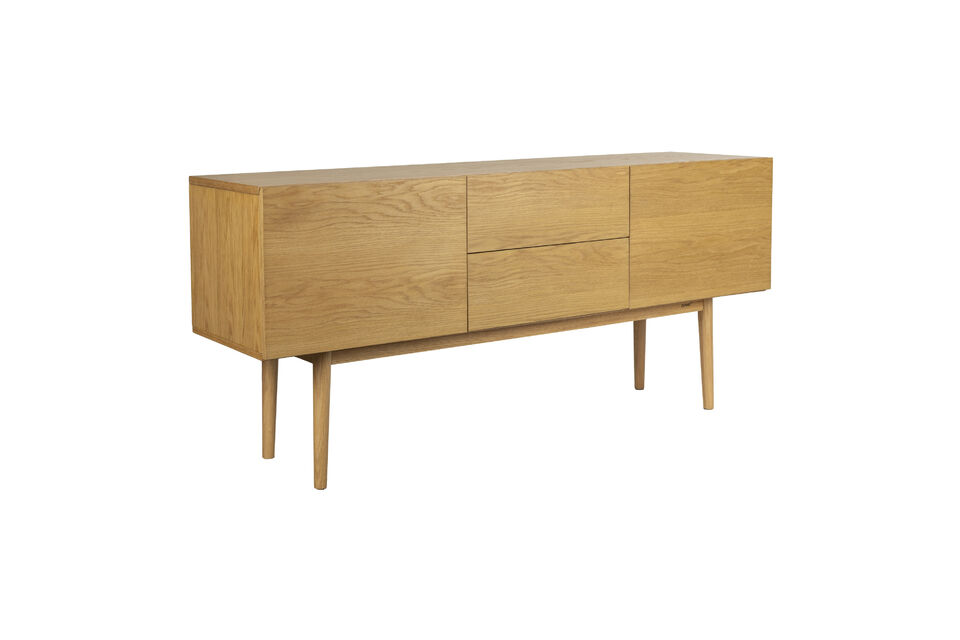 Dit meubel is gemaakt van massief eikenhout en voorzien van een tijdloos design dat nooit verveeld