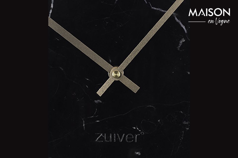 L\'horloge Marbre Time noir est un accessoire élégant qui saura mettre en valeur votre intérieur