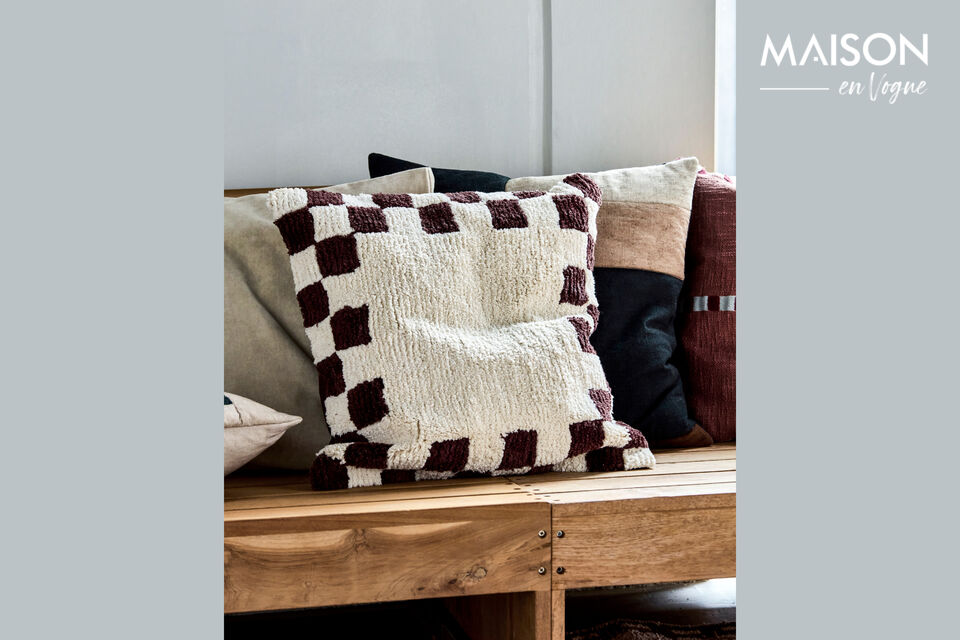 The brown and off-white edge in a checkered pattern gives it a bold