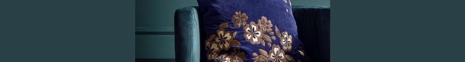 Mise en avant matière Housse de coussin Flower en velours avec broderie