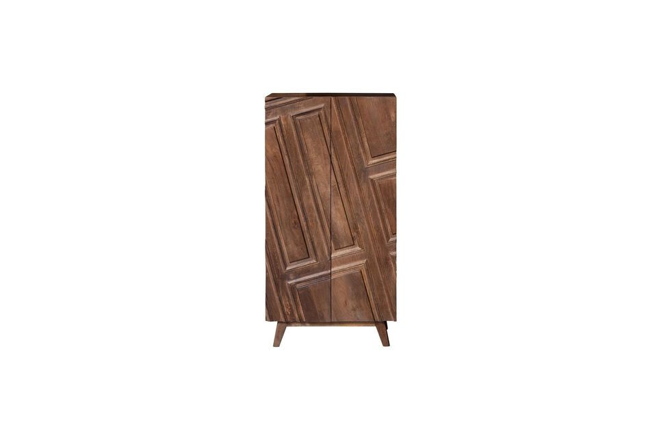 The wardrobe\'s practicality is further enhanced by its 36 kg weight