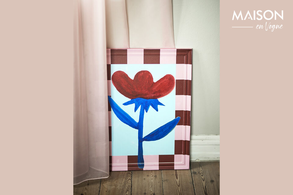 Een grote gestileerde bloem in rood- en blauwtinten steekt af tegen een contrasterende geruite rand