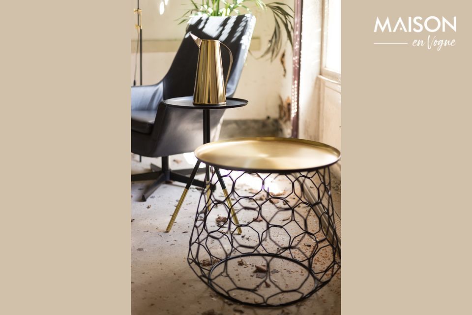 Un jarro decorativo con un diseño refinado