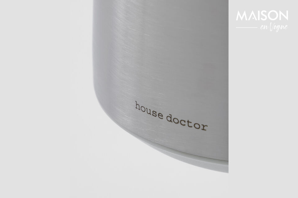 This HDCole thermos features a minimalistic, functional design