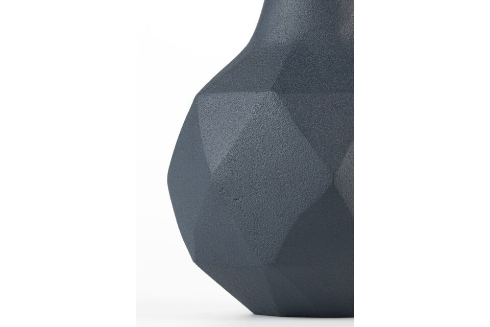 Transforme la decoración de su hogar con un elegante y robusto jarrón azul.