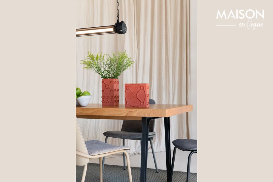 Refina tu decoración con el jarrón de hormigón Graphic Square.